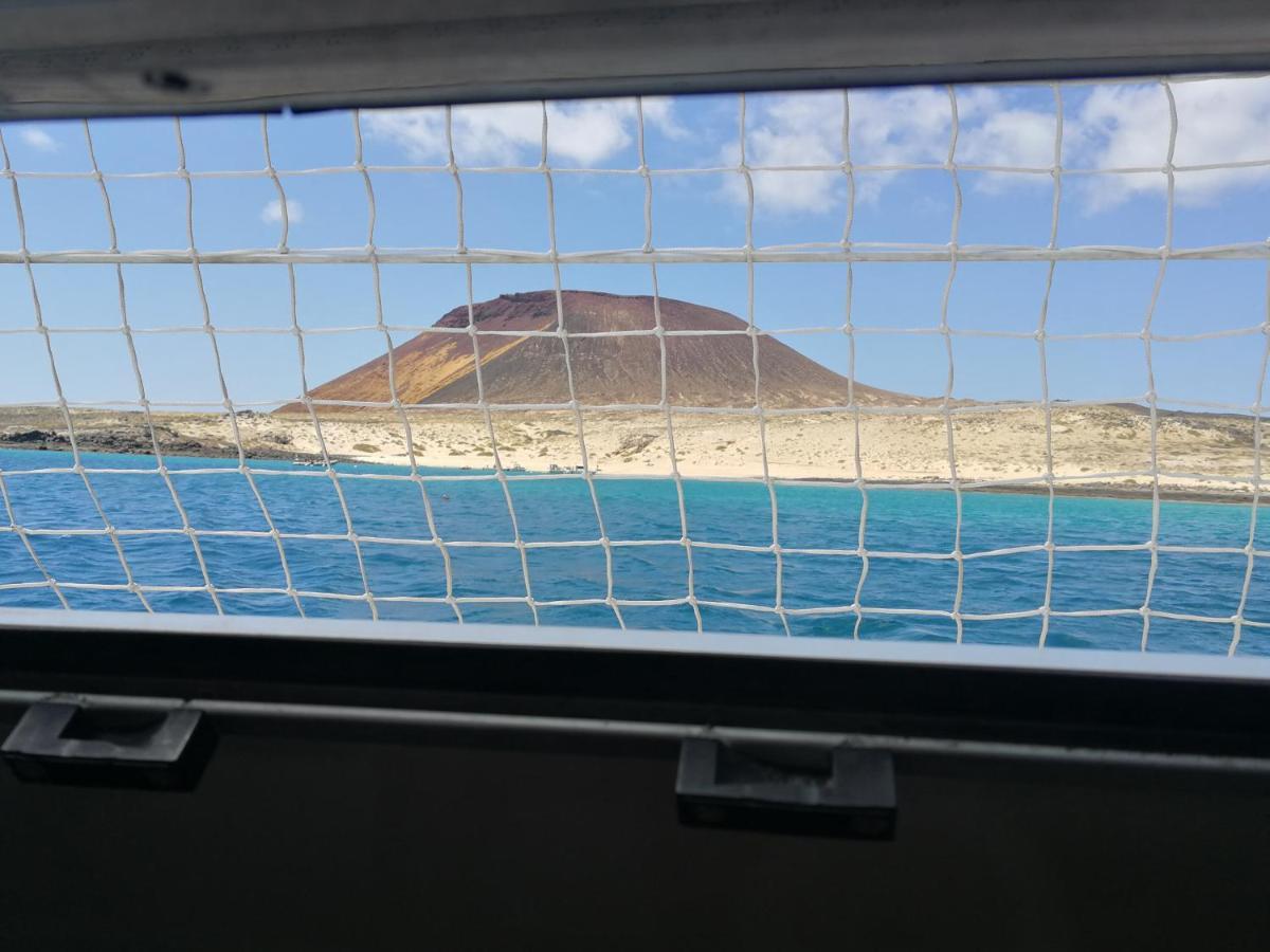 Hotel Magnifico Barco En La Graciosa Caleta de Sebo Esterno foto