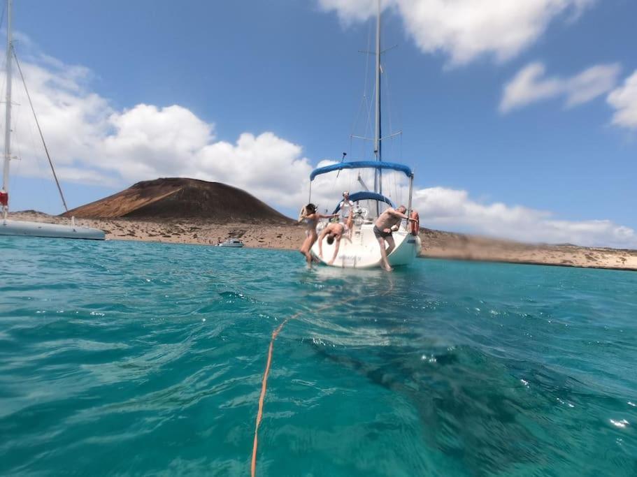 Hotel Magnifico Barco En La Graciosa Caleta de Sebo Esterno foto