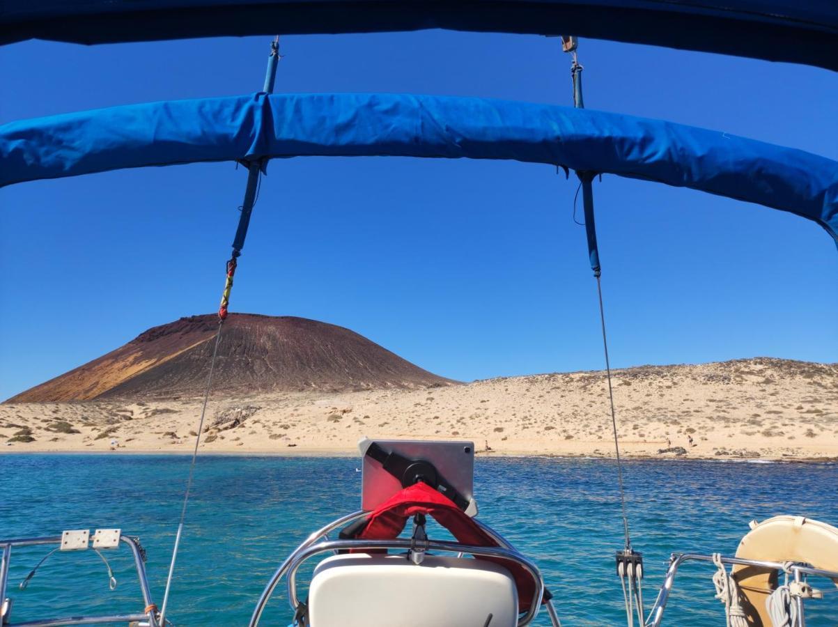 Hotel Magnifico Barco En La Graciosa Caleta de Sebo Esterno foto